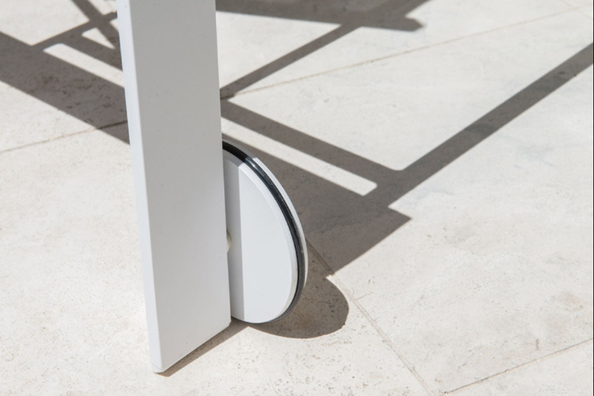 Nicky white aluminum chaise lounge with gray textilene – close-up detail