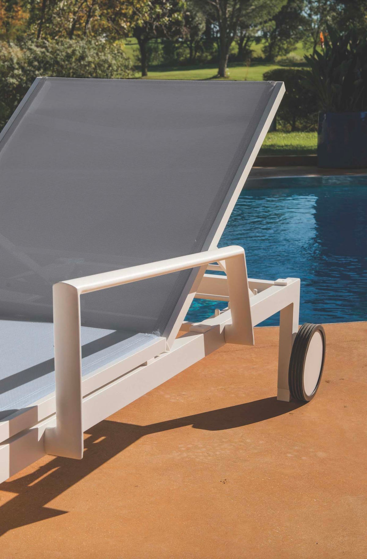 Enea aluminum textilene sun lounger with wheels – close-up detail