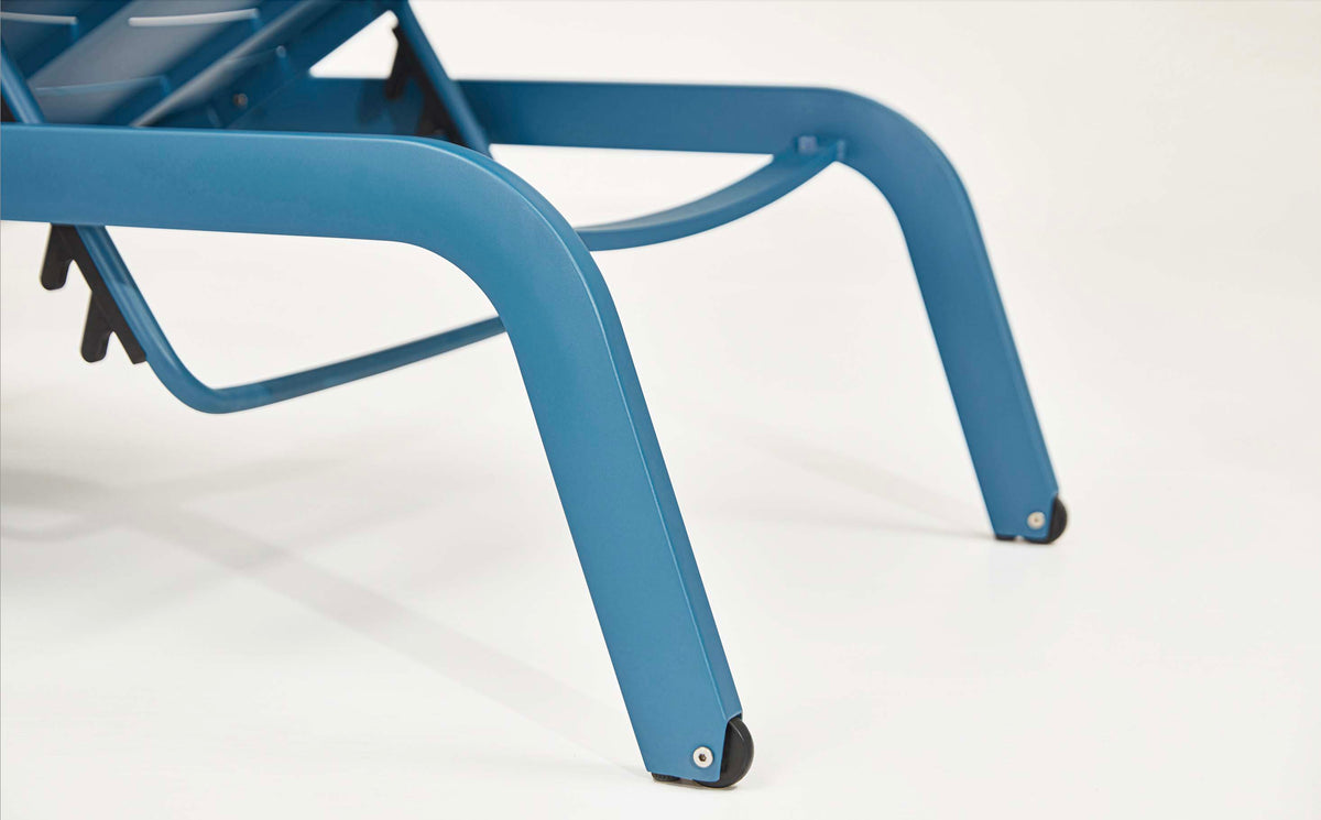 Joy aluminum sun lounger in blue – close-up detail