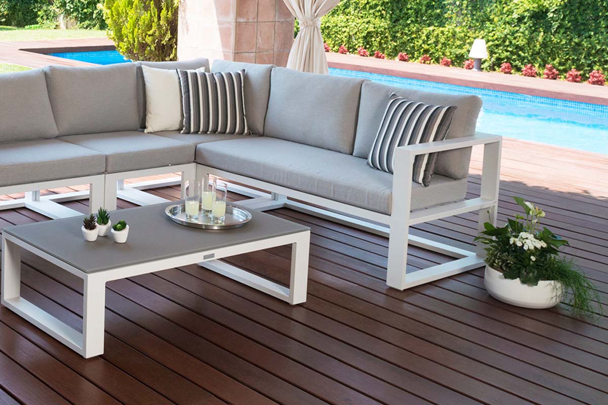 Belly white aluminum right-arm outdoor chaise module – shown outdoors (3)