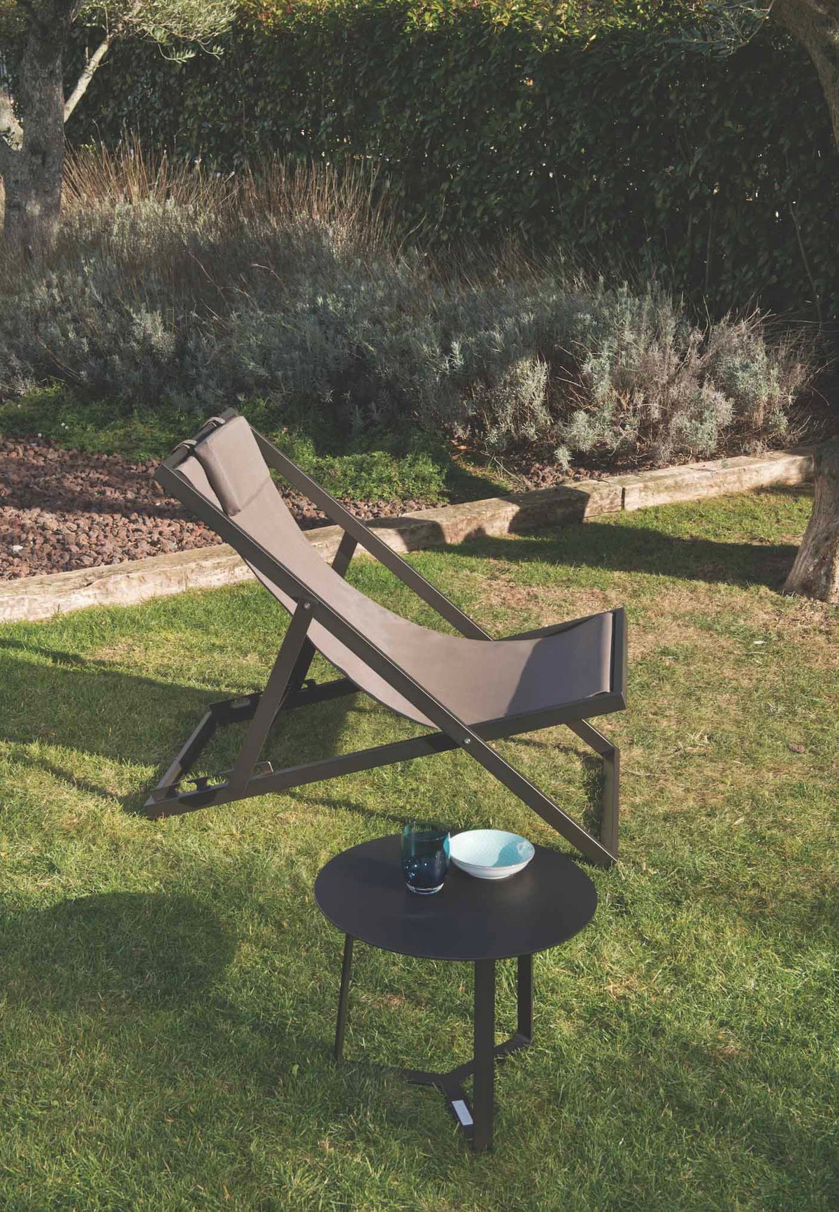 Kassy black folding aluminum sling chair – shown outdoors (2)