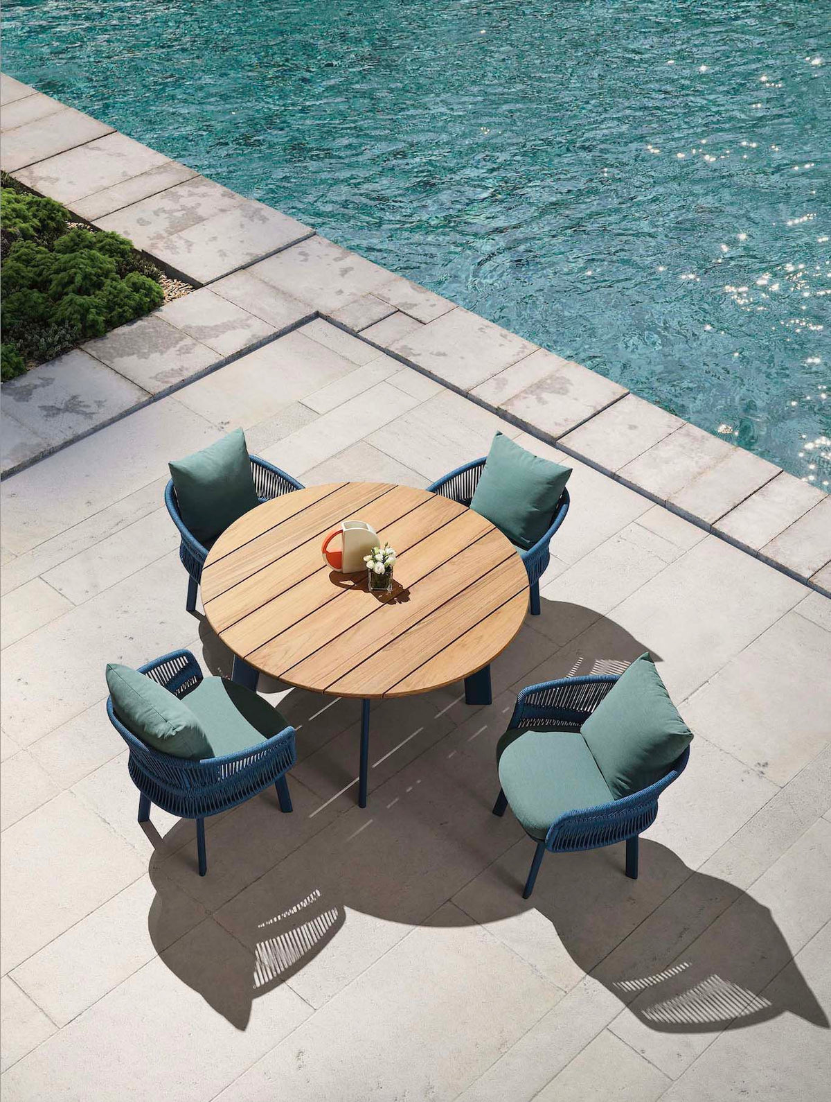 Laska round teak and blue rope dining set for four – shown outdoors (3)