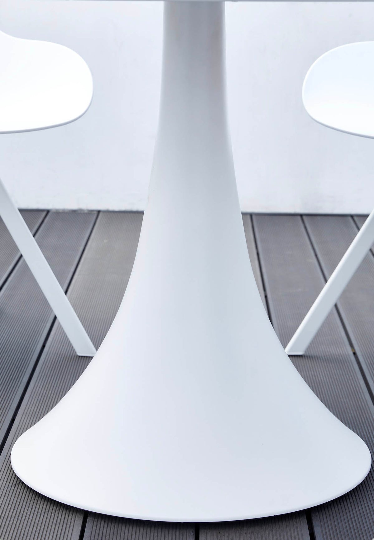 Fano white all-aluminum round patio table – close-up detail