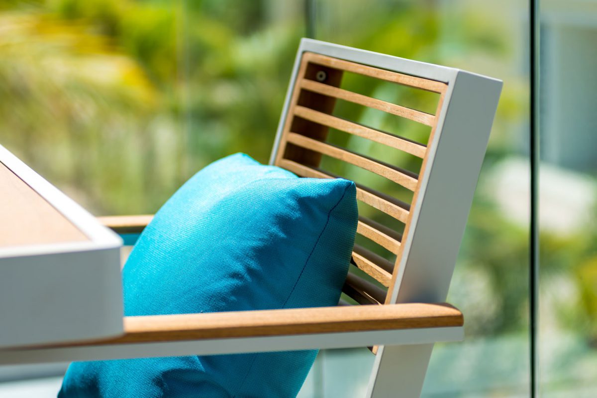 Armchair from the York white aluminum and teak dining set for six, 200 x 90 cm table – close-up detail