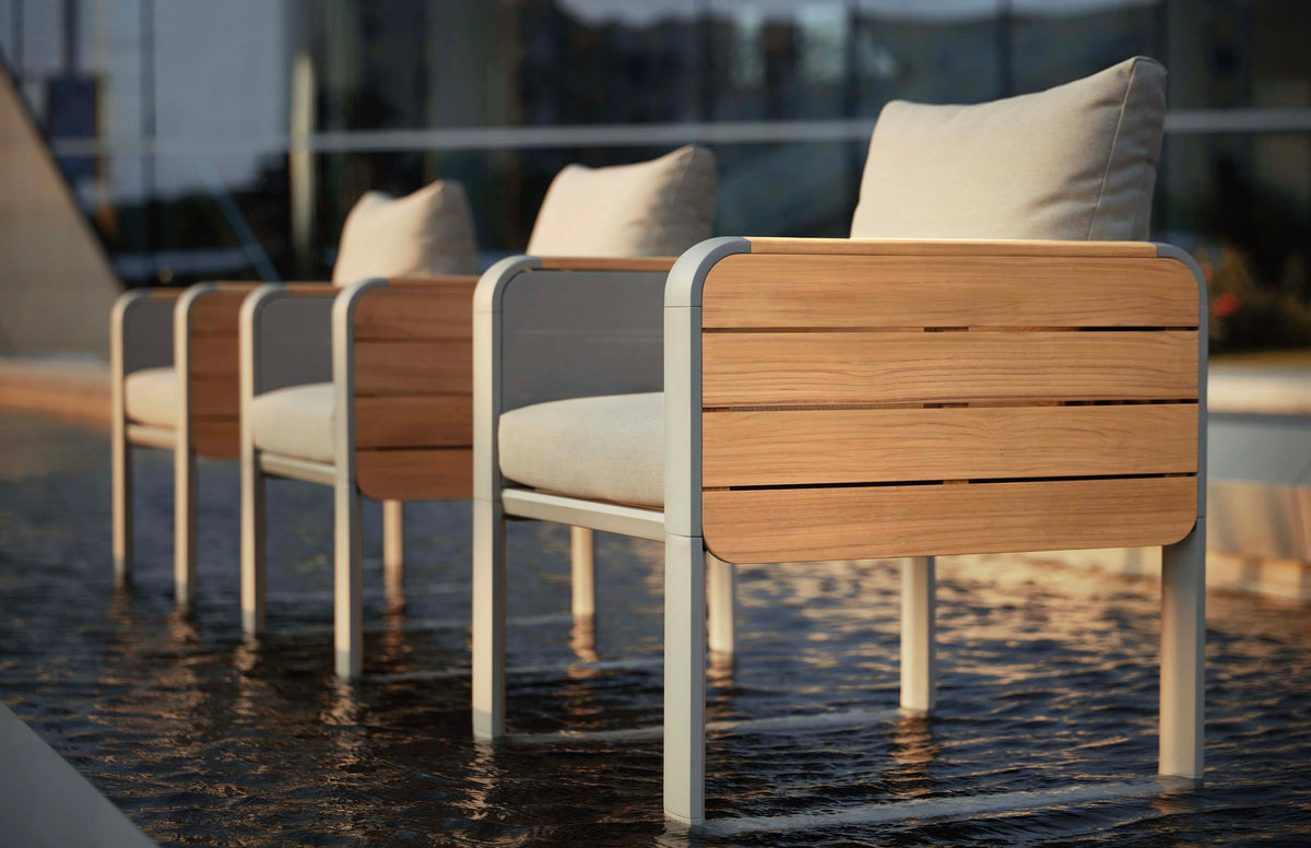 Armchair from the Talia aluminum and teak dining set with flip-up side tablets – close-up detail (2)