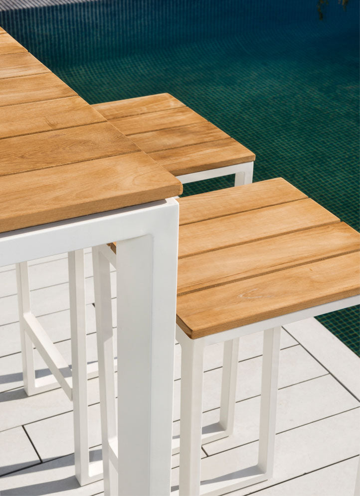 Como white aluminum and teak outdoor bar set with six stools – close-up detail