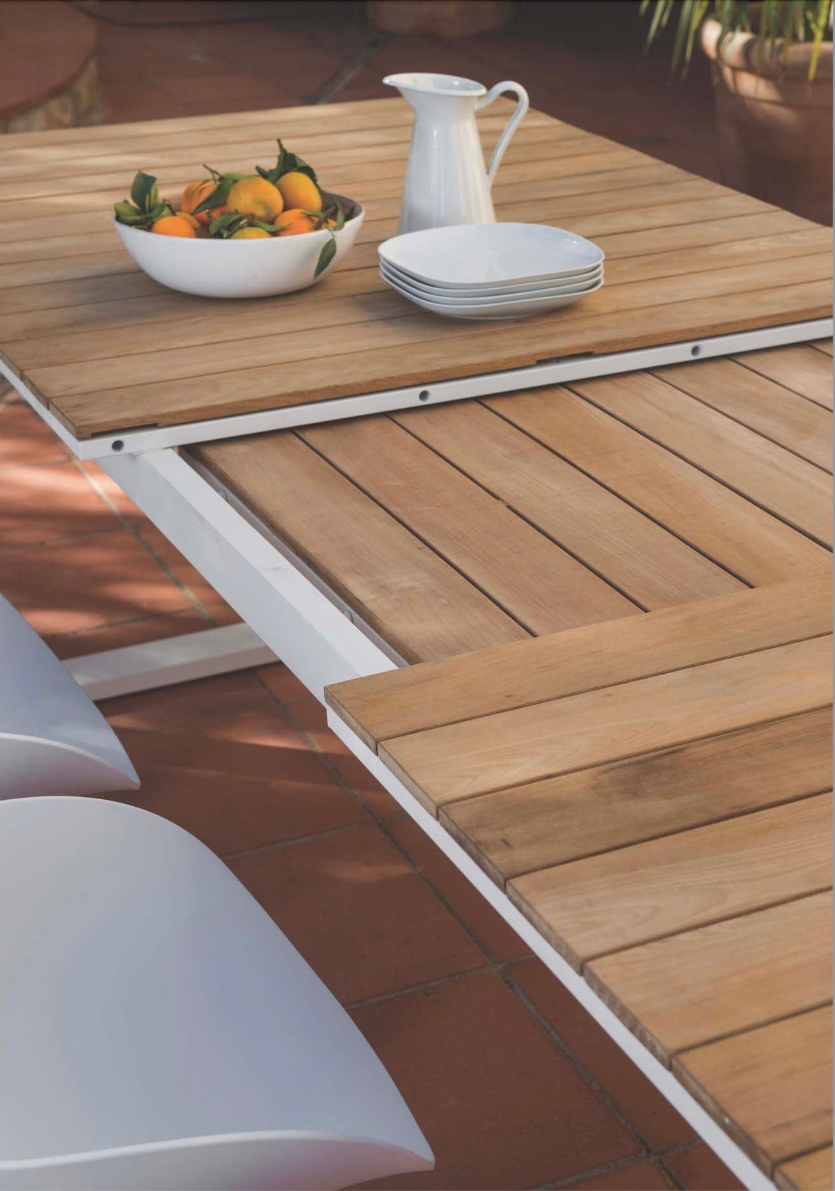 Como extendable aluminum and teak outdoor dining table – close-up detail