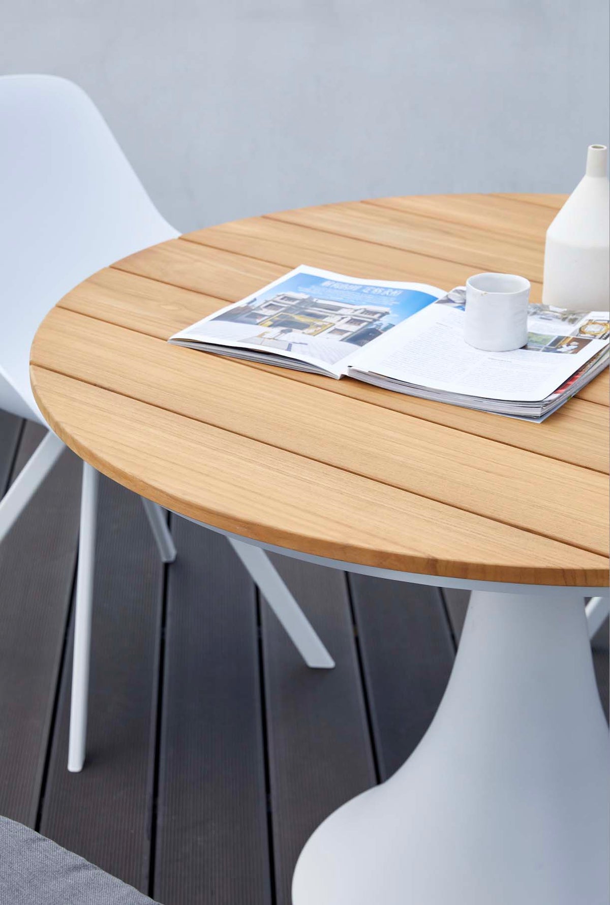 Fano white aluminum round teak-top patio table – close-up detail