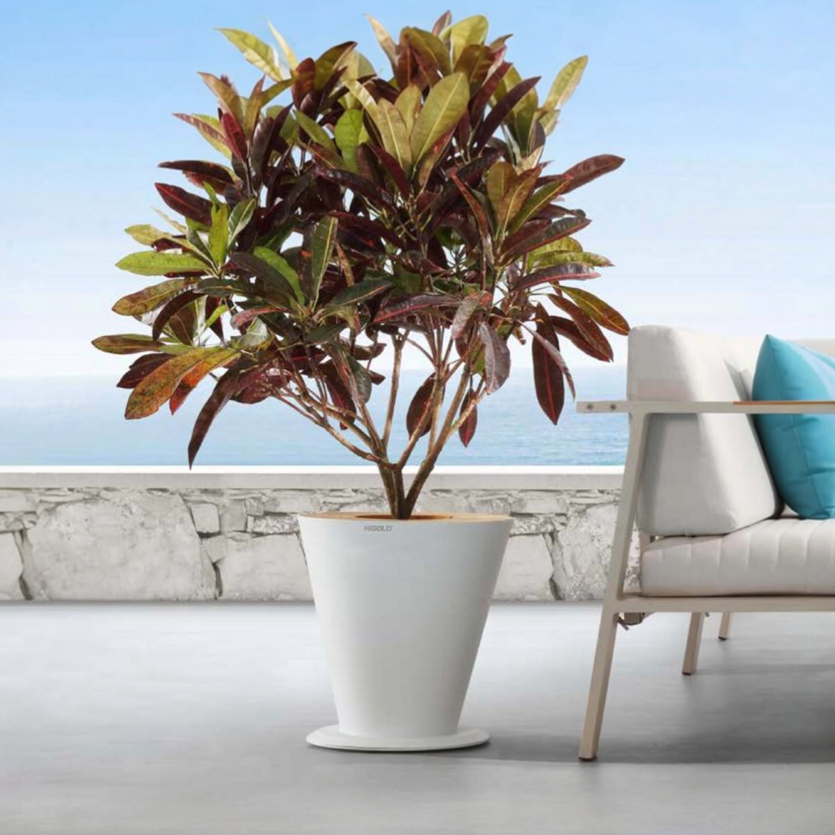 Cofy aluminum and teak planter – shown outdoors