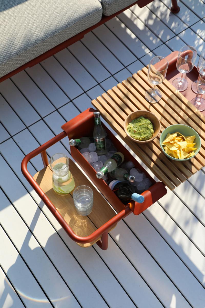 Sunny aluminum coffee table with teak center and drink cooler – shown outdoors (4)