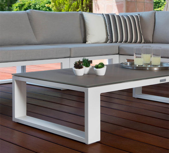 Belly XL extra-large aluminum outdoor sectional with armchair – close-up detail (2)