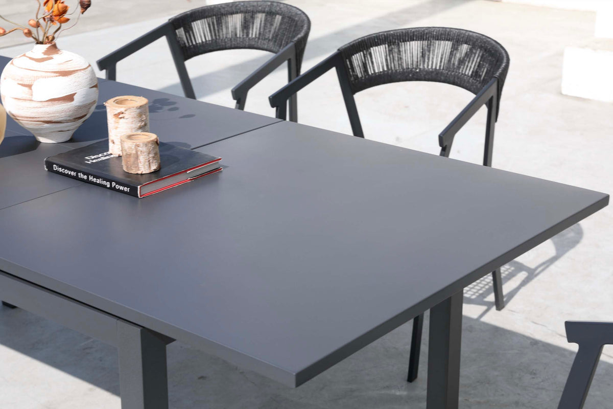 Lou Mini black extendable aluminum outdoor table – close-up detail