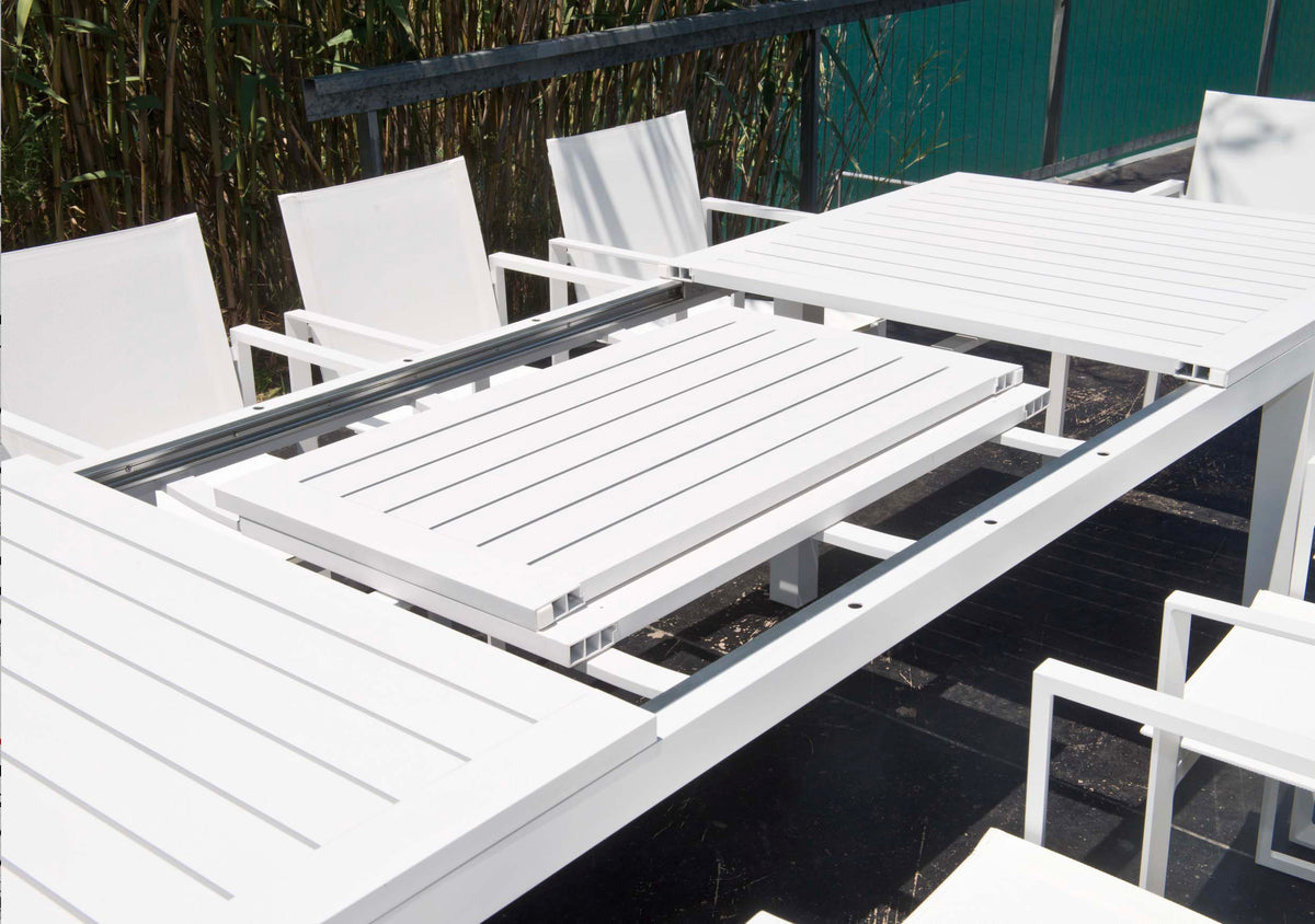 Filly extendable white aluminum outdoor dining table – close-up detail (2)