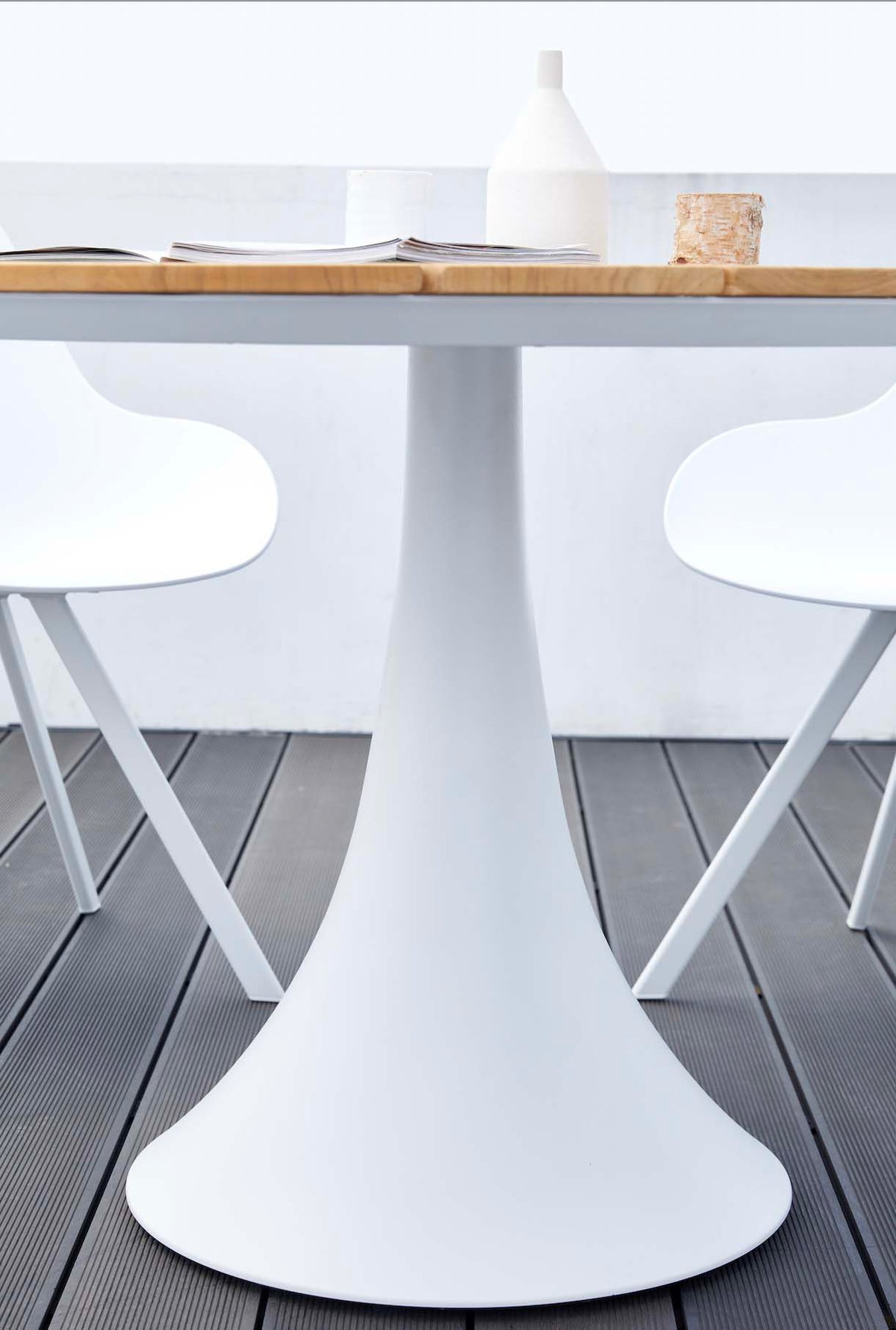Fano white aluminum round teak-top patio table – close-up detail (2)