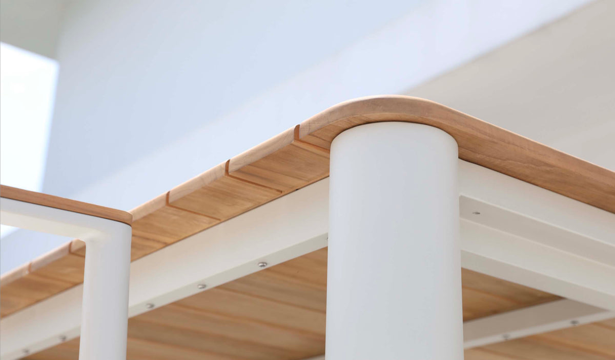 April white aluminum teak-top outdoor dining table – close-up detail (2)