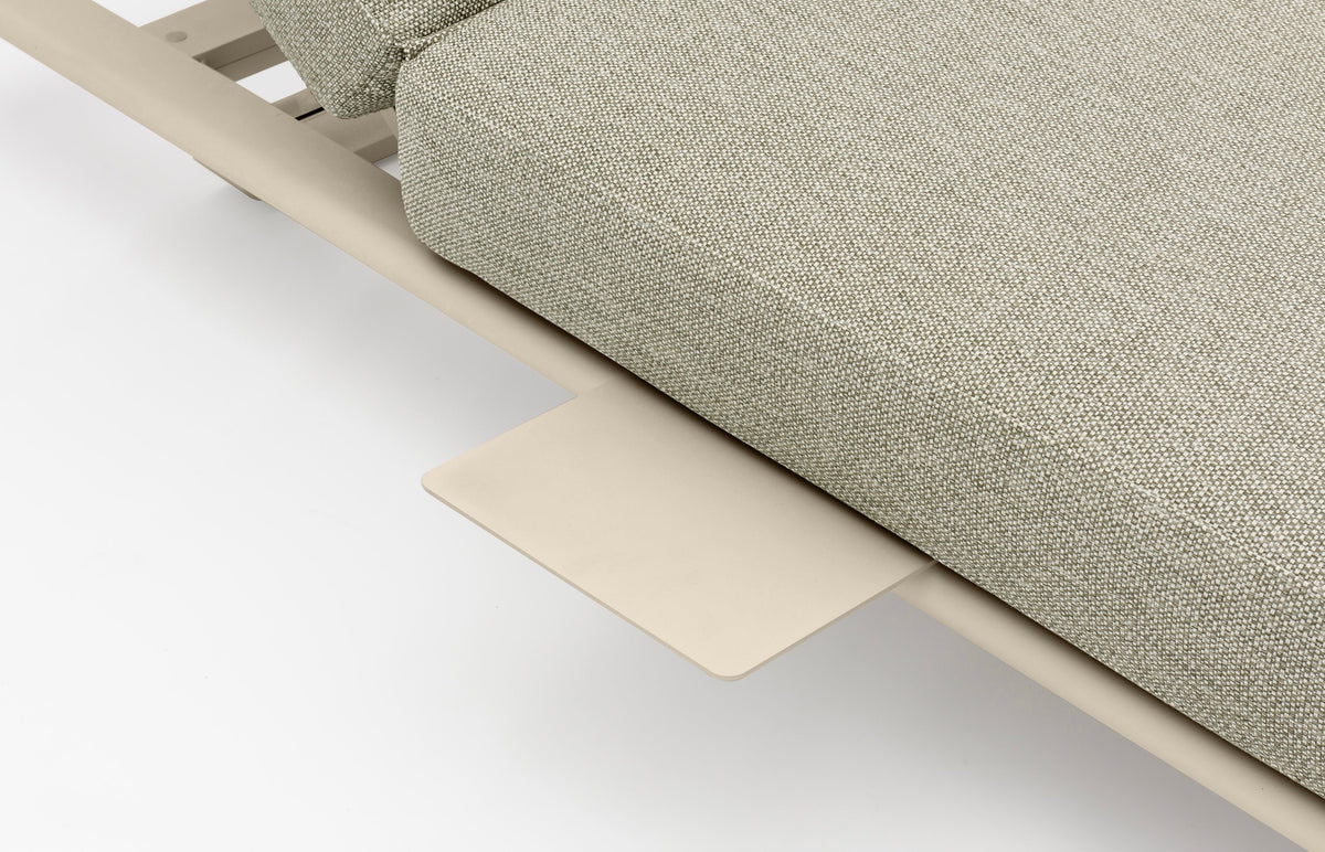 Beige small tray for the Niri beige aluminum chaise lounge with gray cushion – close-up detail
