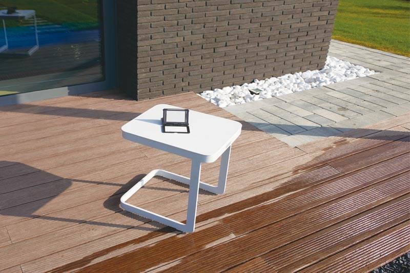 Como white and gray chaise lounge set of two with coffee table – shown outdoors (4)