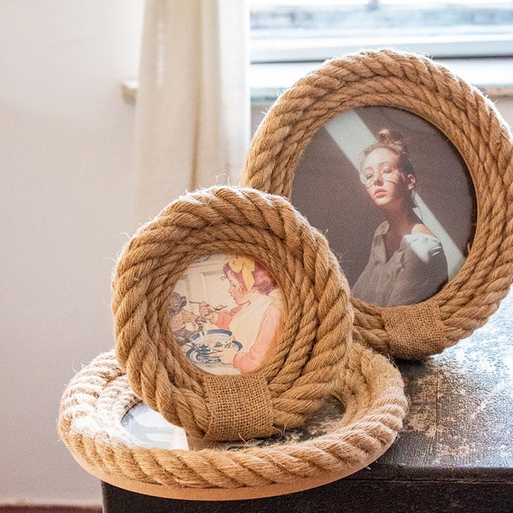 Round hemp and rattan photo frame – shown in a room setting (3)