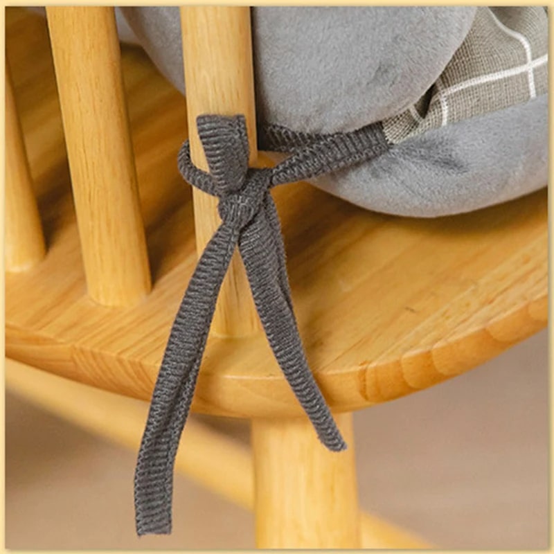 Chair cushion with a geometric line pattern in natural tones – close-up detail