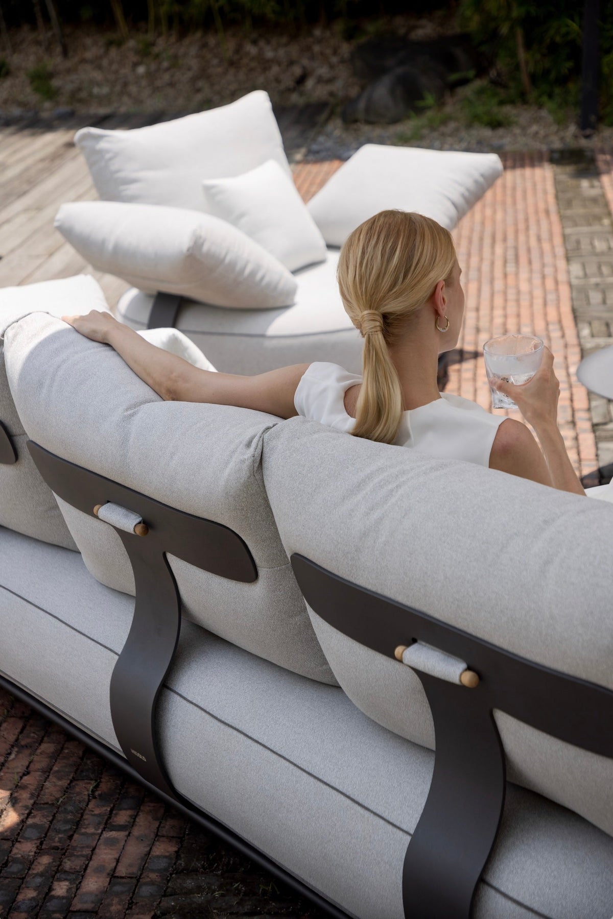 Elyo 5-seat gray curved aluminum outdoor sofa set – shown outdoors (7)