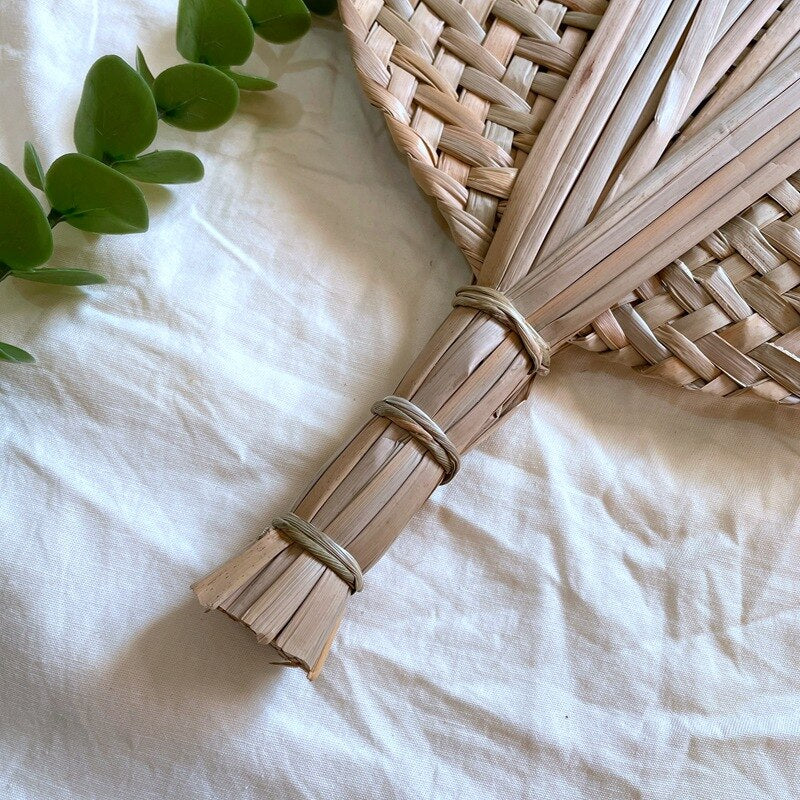Round hand-woven rattan hand fan – close-up detail