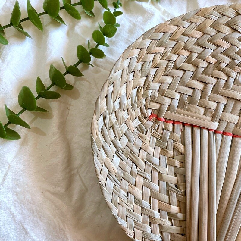 Round hand-woven rattan hand fan – close-up detail (2)