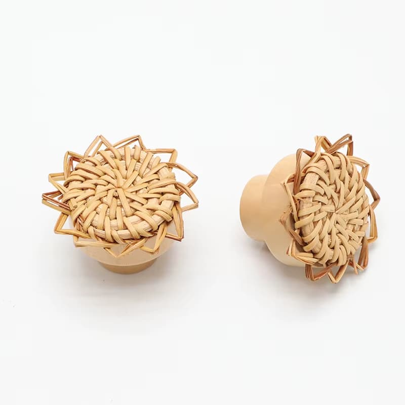 Set of two flower-shaped rattan drawer knobs
