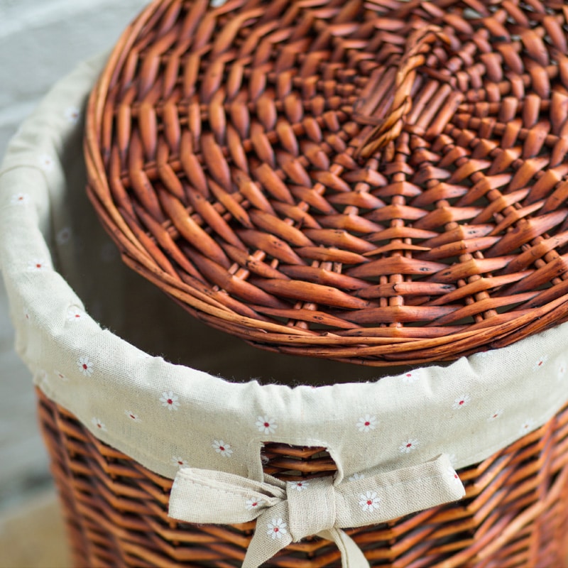 Dark rattan laundry basket with a fitted lid – close-up detail