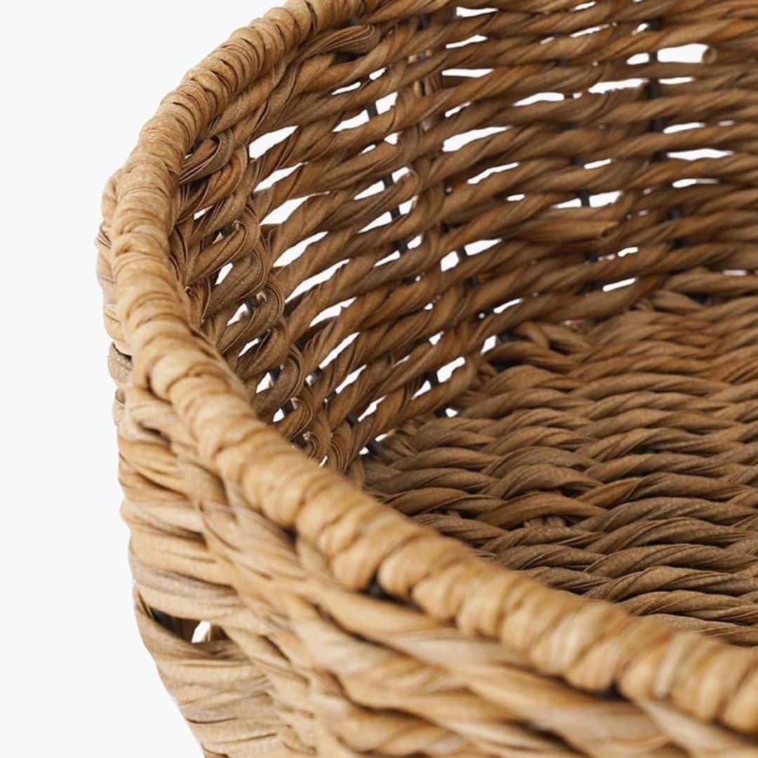 Compact handwoven natural wicker dog bed – close-up detail