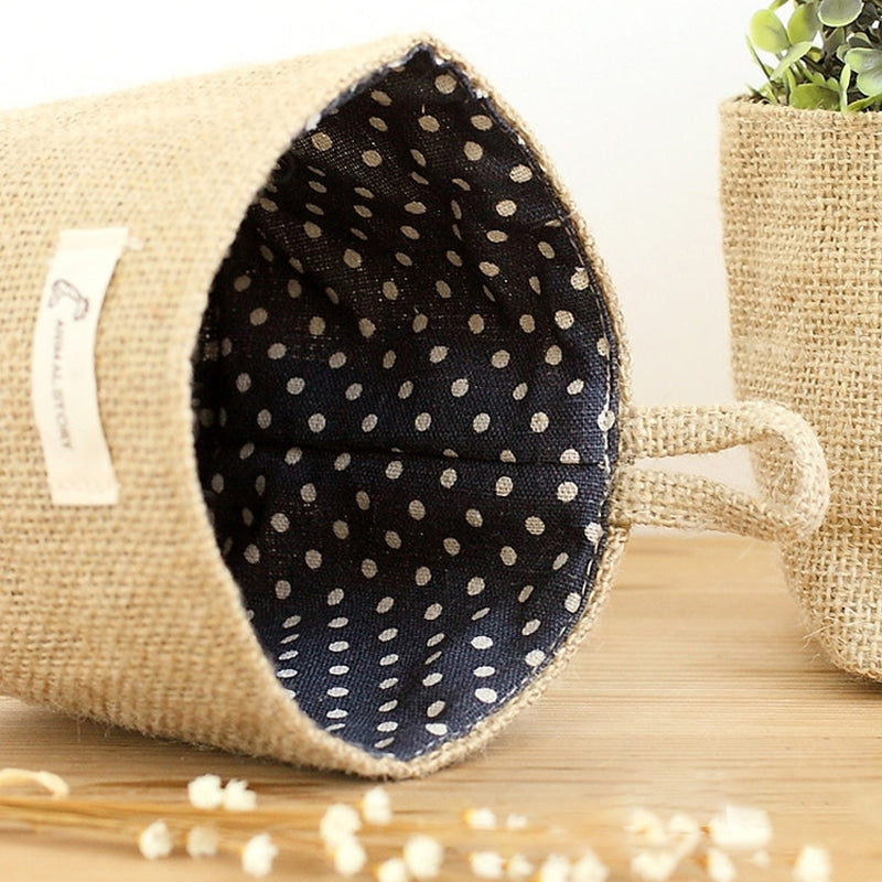 Hanging cotton and linen storage pocket with a reinforced handle – close-up detail
