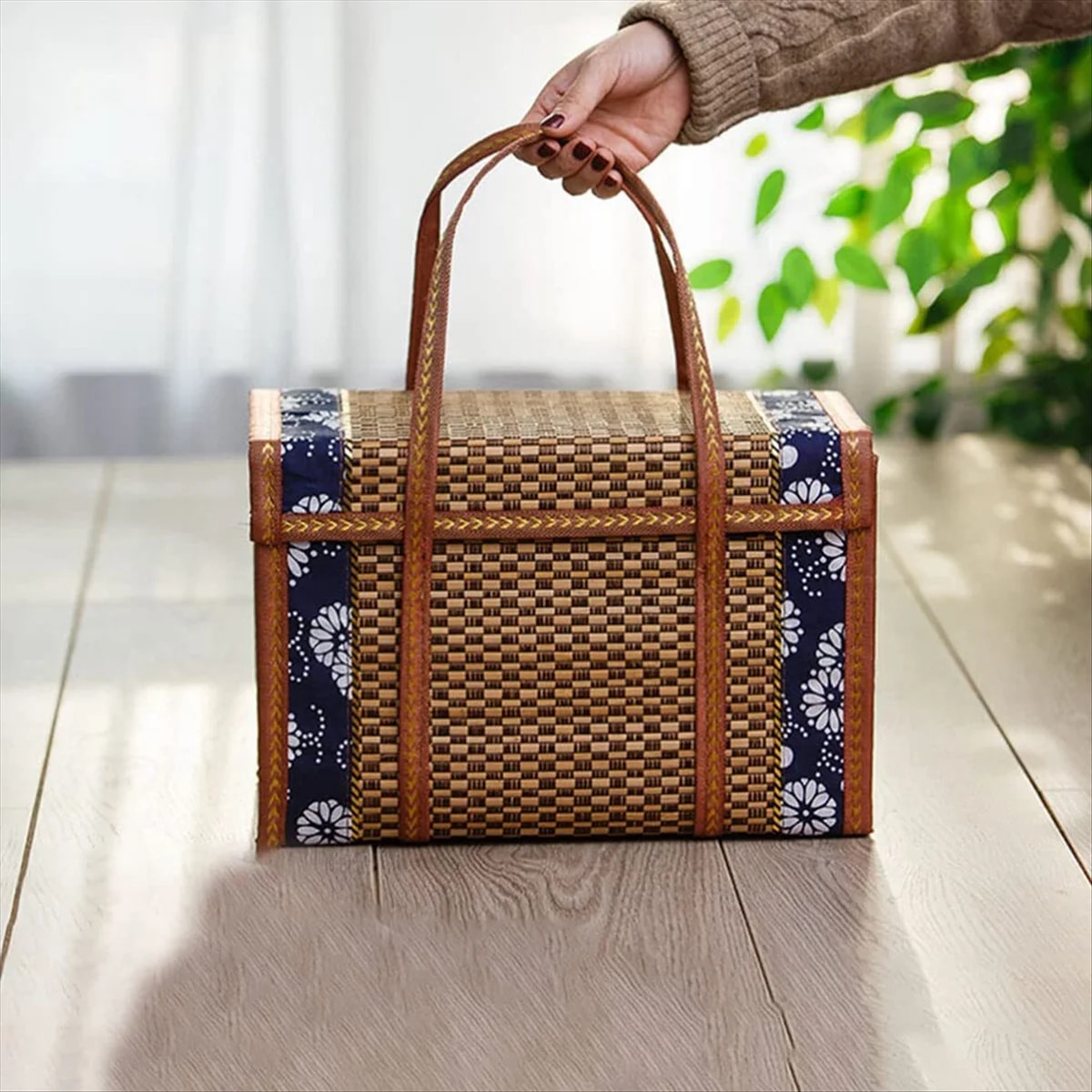 Foldable rattan-look picnic basket with an arched handle – shown in a room setting (2)
