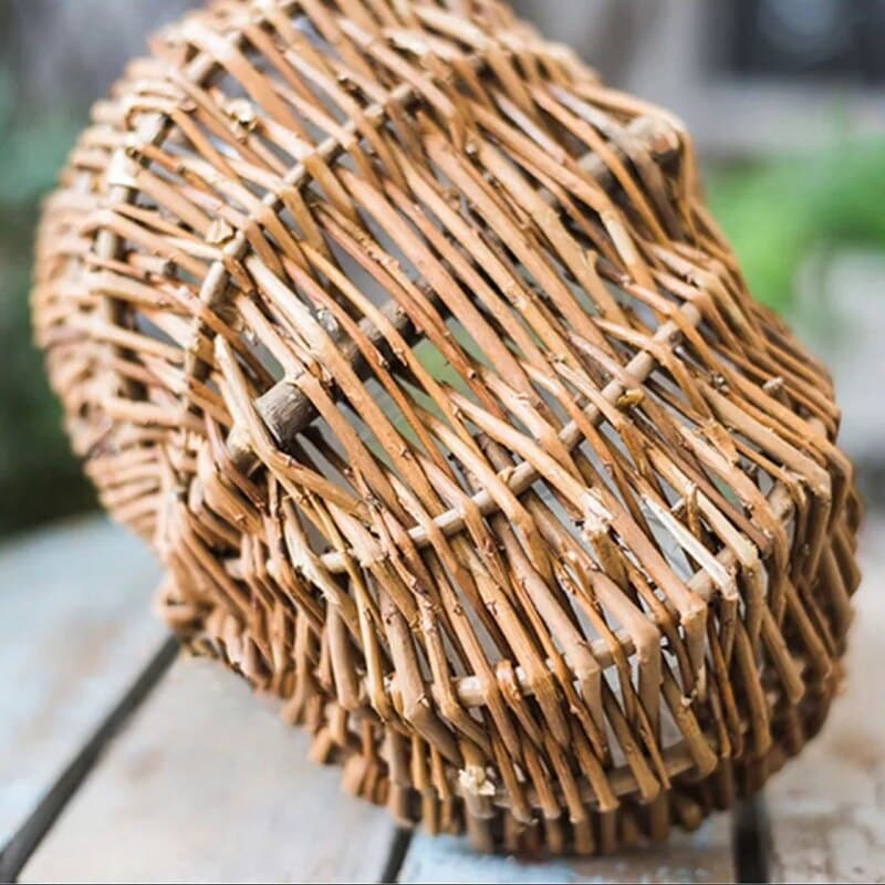 Round woven catchall basket with golden highlights – close-up detail