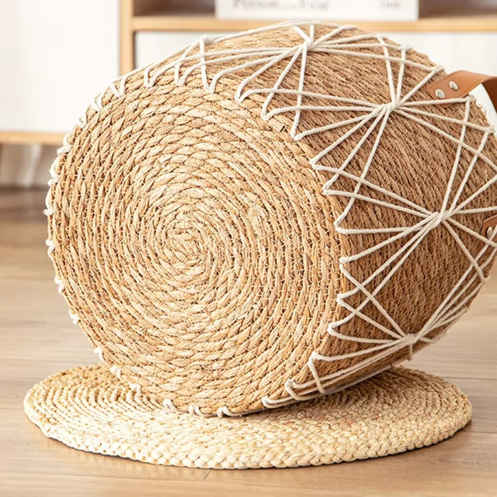 Round rattan planter with a light fabric lining – close-up detail