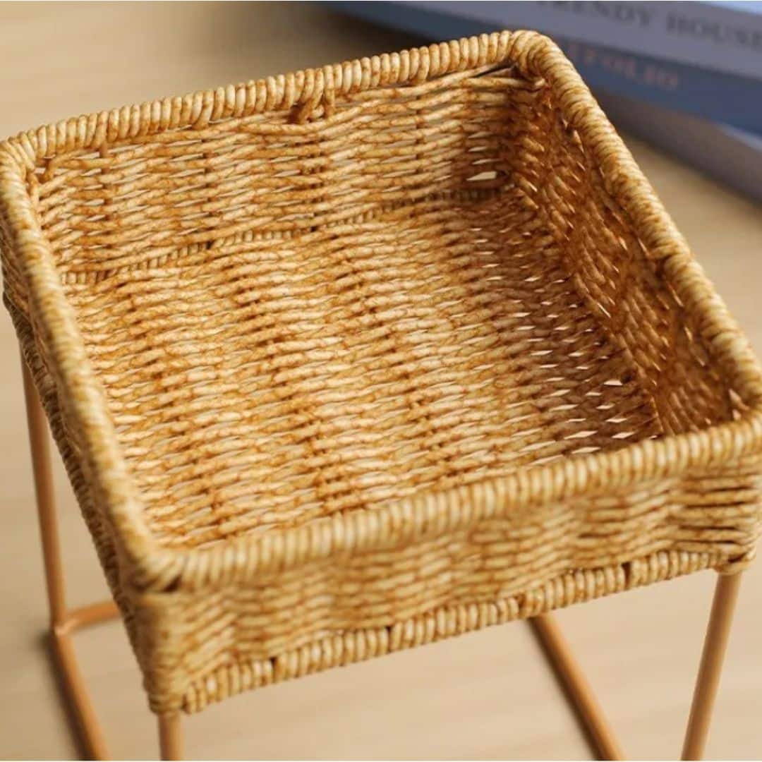 Footed square rattan planter – close-up detail