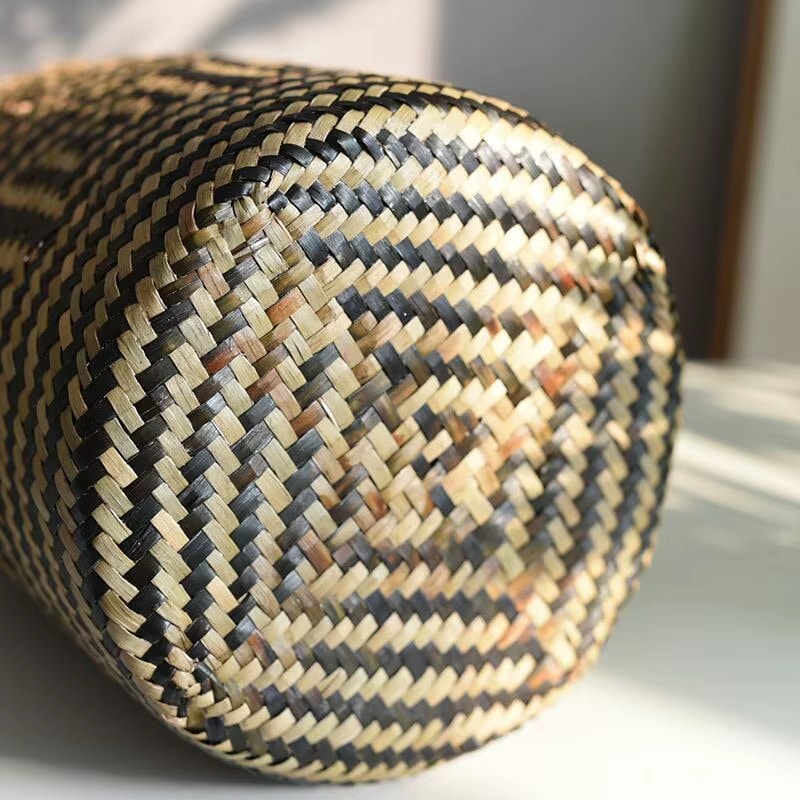Round rattan planter with dark diamond pattern – close-up detail