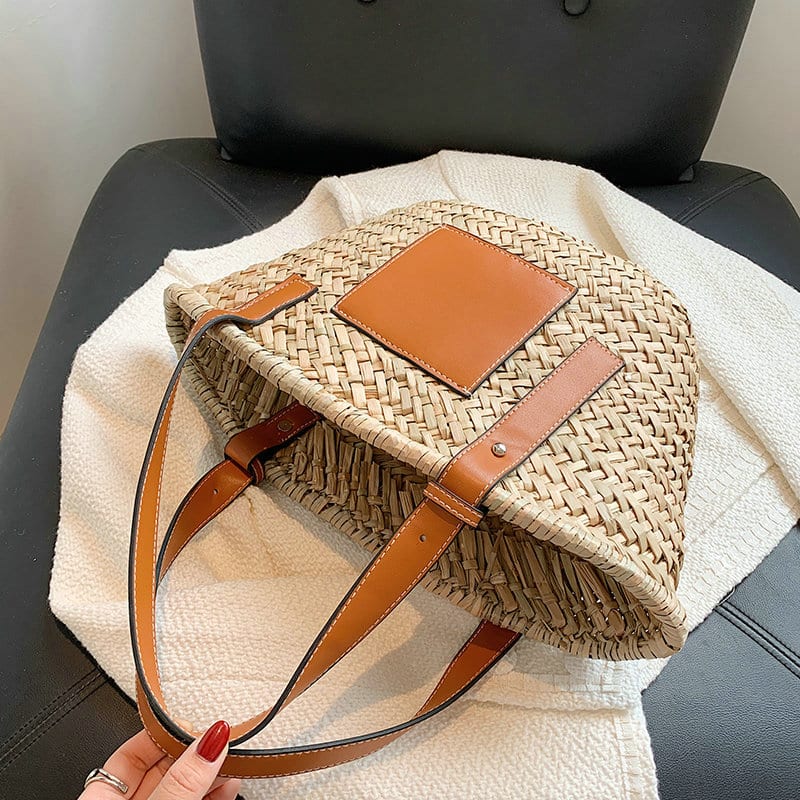 Black handwoven raffia summer bag – close-up detail