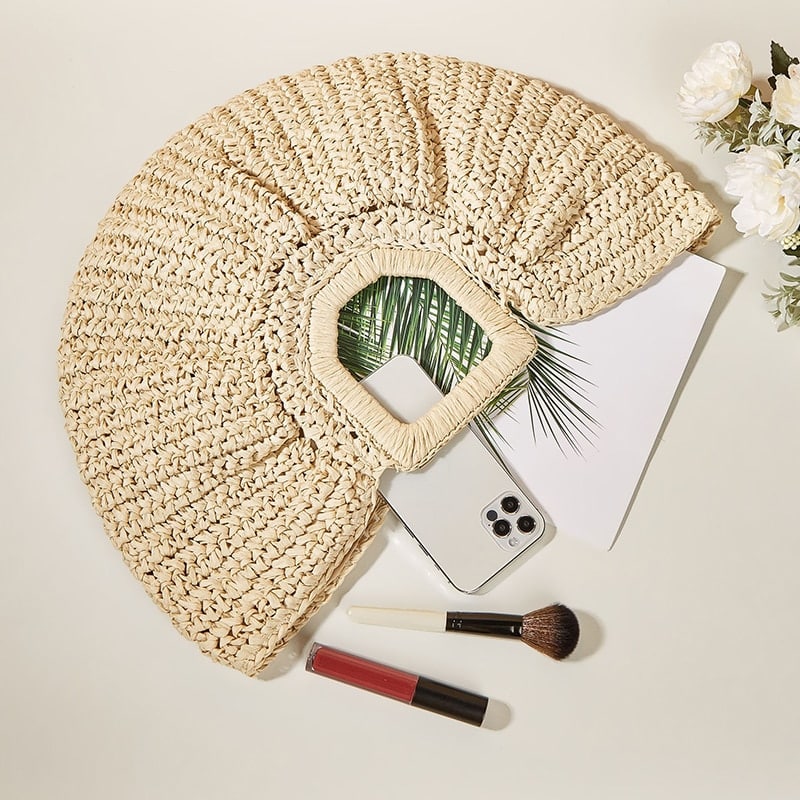 Roomy woven straw beach bag – close-up detail