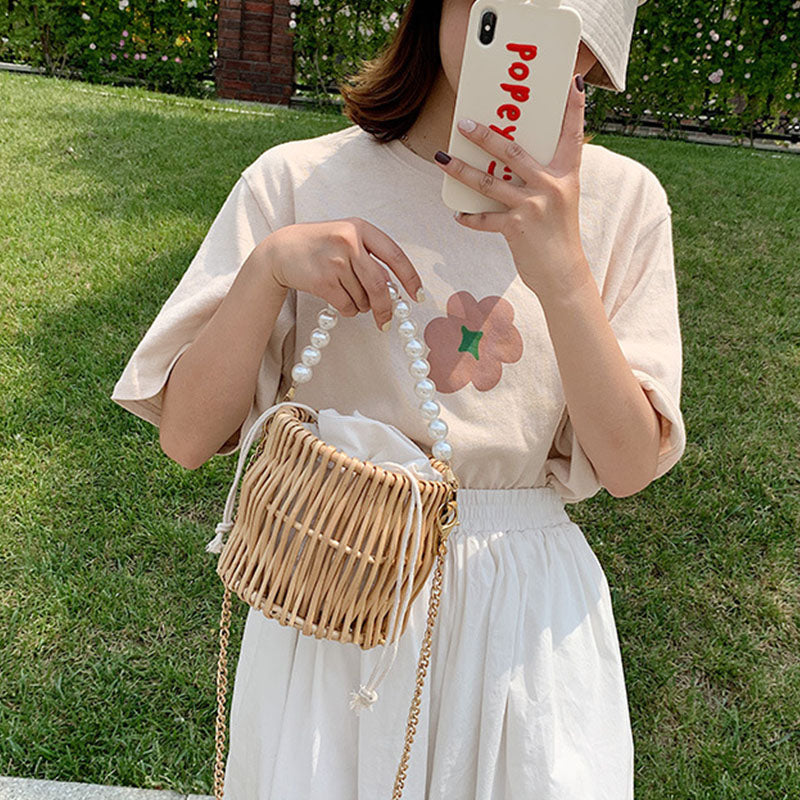 Round basket-shaped rattan handbag with a soft handle – worn by a model (3)