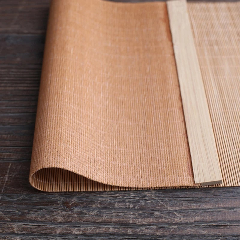Rectangular natural bamboo placemat in a honey tone – close-up detail