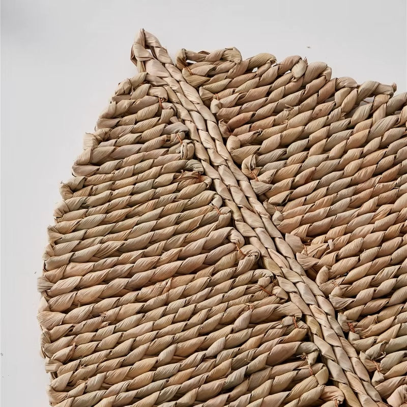 Leaf-shaped braided golden straw placemat – close-up detail