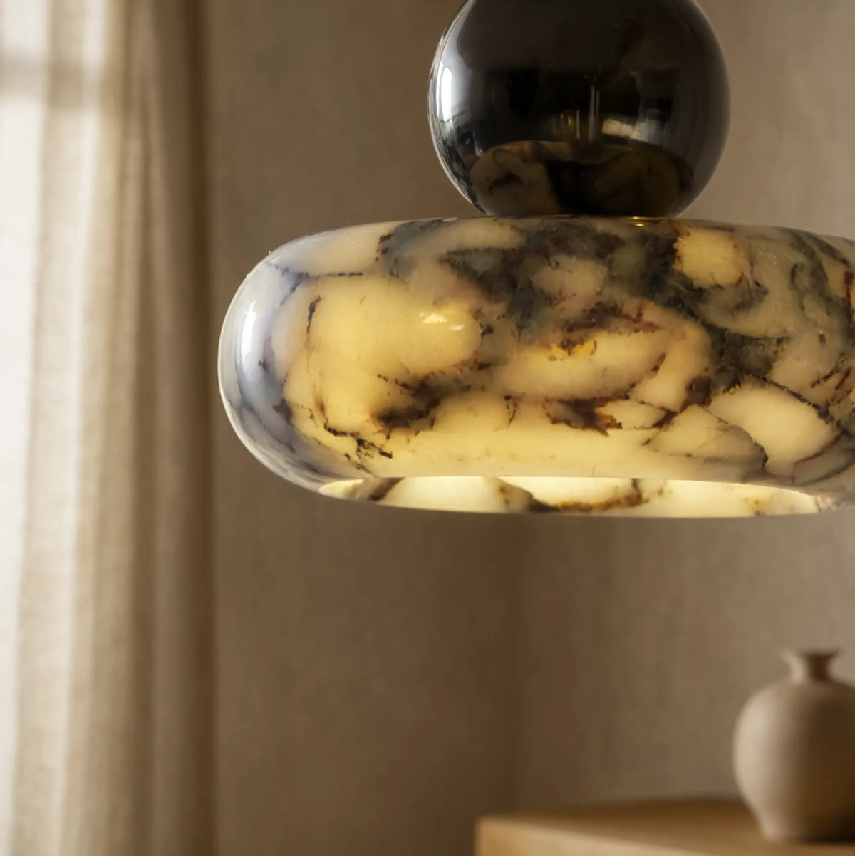 Métaponte marble pebble pendant light – close-up detail, lit