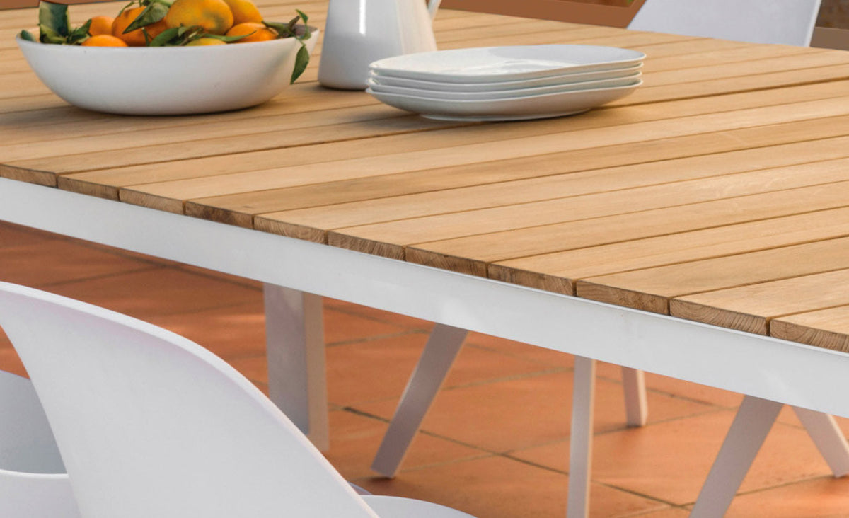 Como white aluminum and teak outdoor dining table, 200 cm – close-up detail