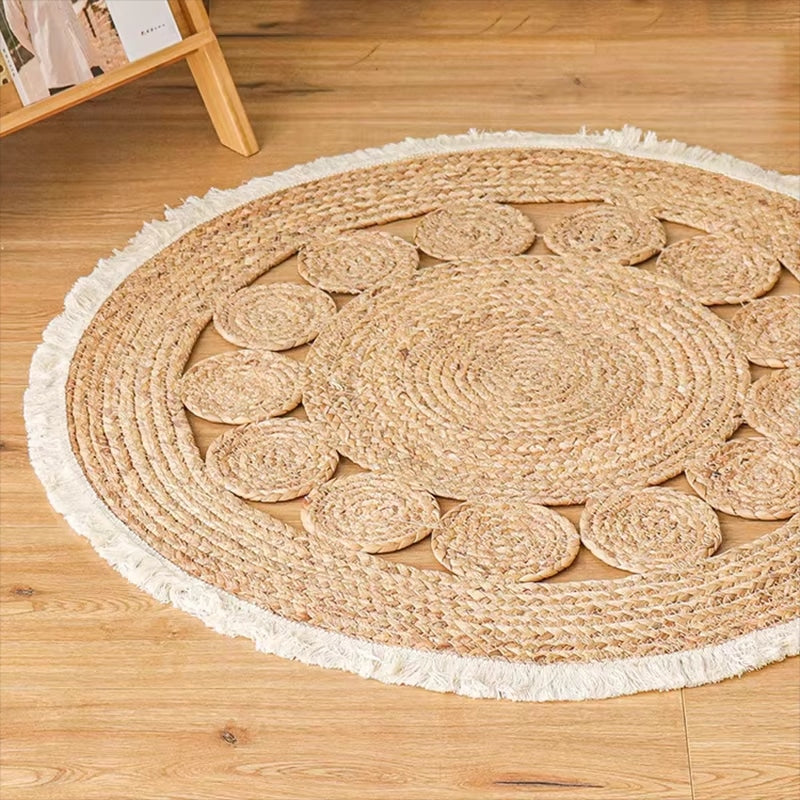 Round wicker rug with white knotted fringe