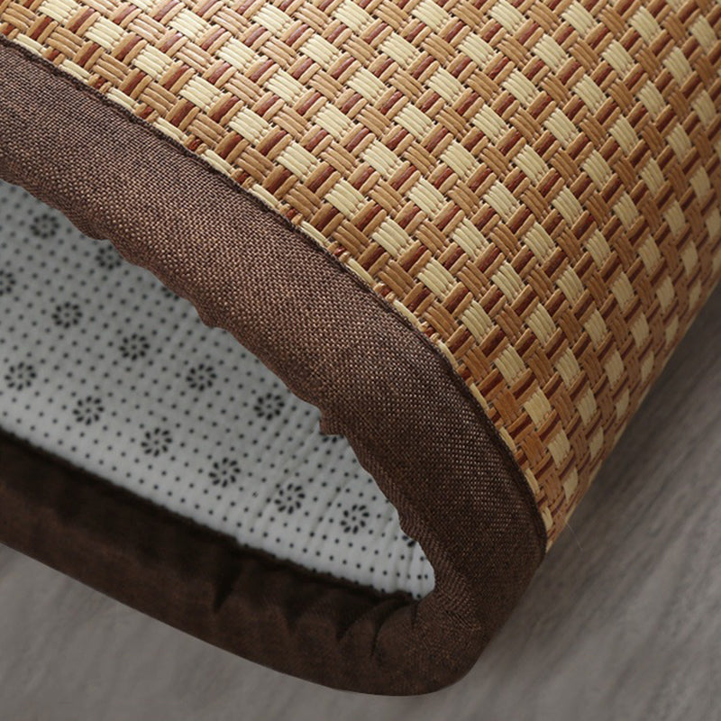 Rectangular synthetic rattan rug with a tight weave – close-up detail (2)
