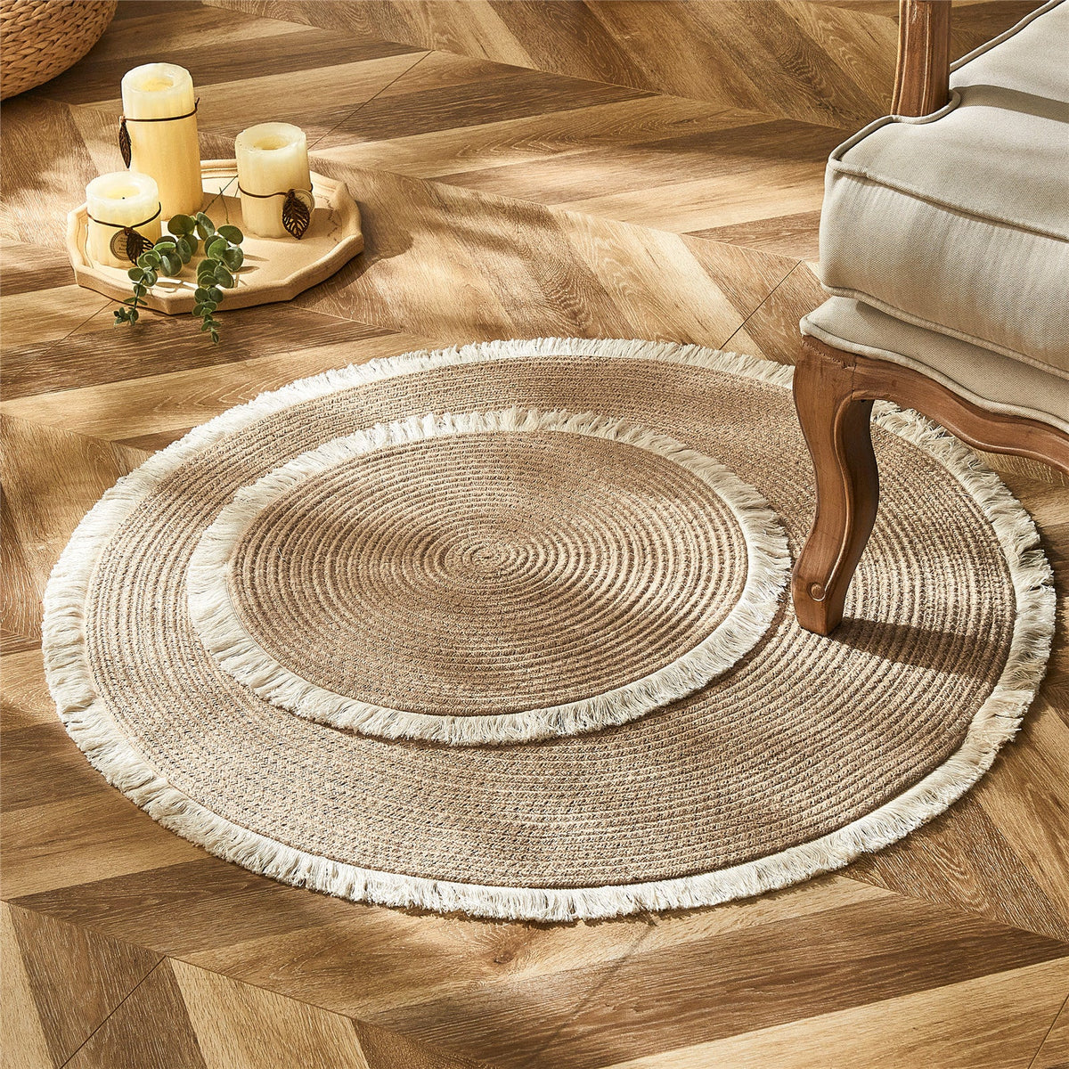 Round two-tone PE rattan rug – shown in a room setting (2)