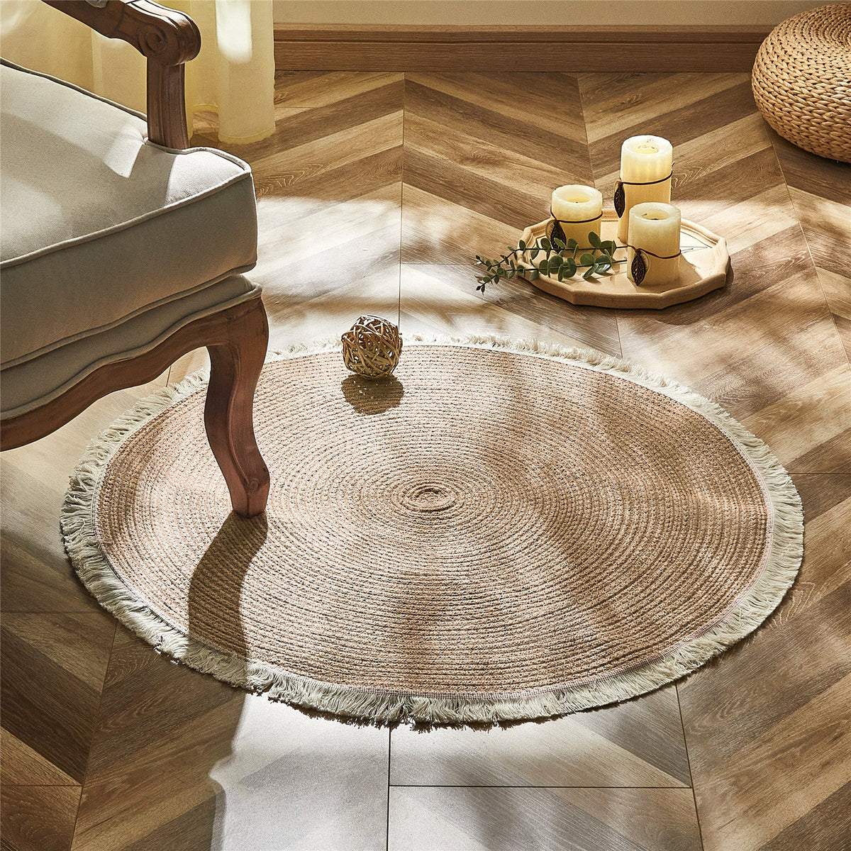 Round two-tone PE rattan rug – shown in a room setting (5)