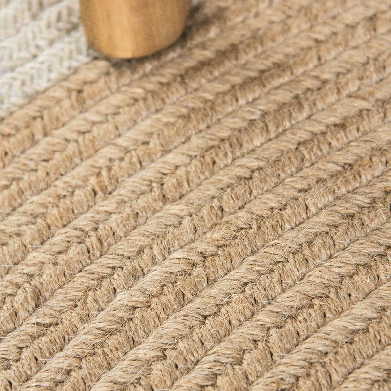 Round natural jute rug with a golden tone – close-up detail