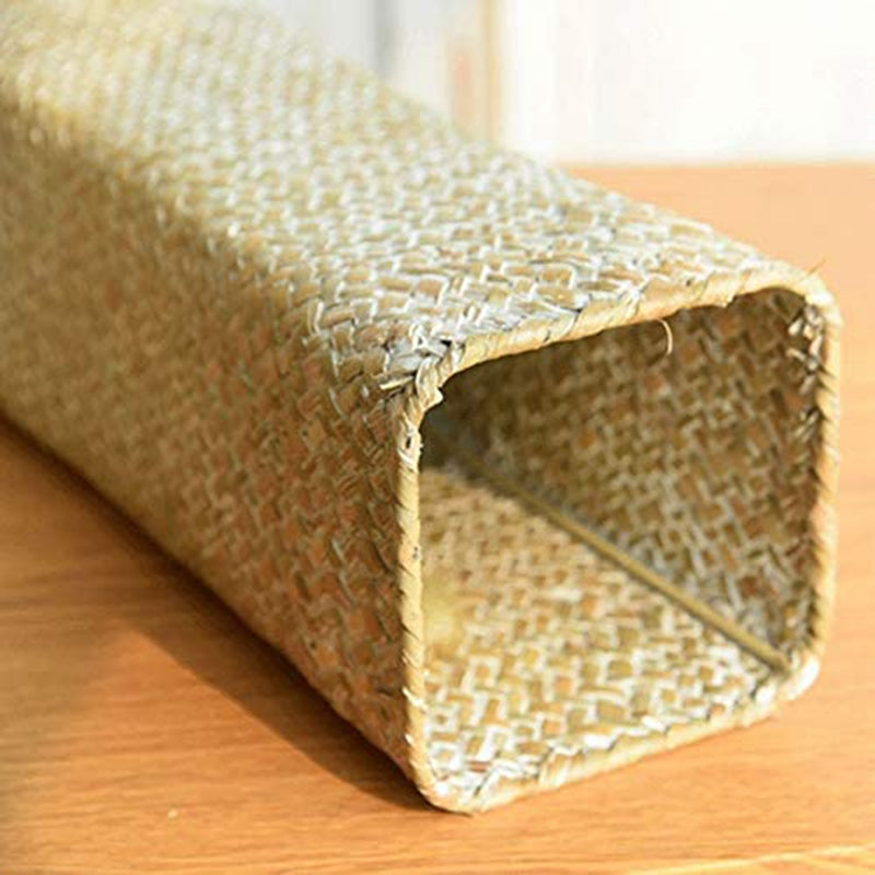 Small handwoven rattan flower vase – close-up detail (2)