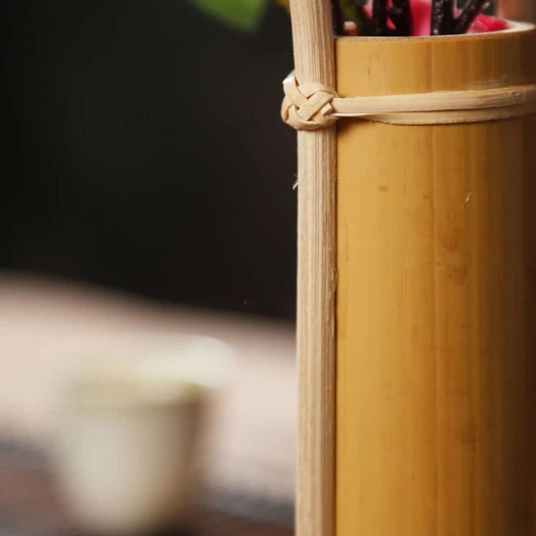 Retro curved golden bamboo vase – close-up detail